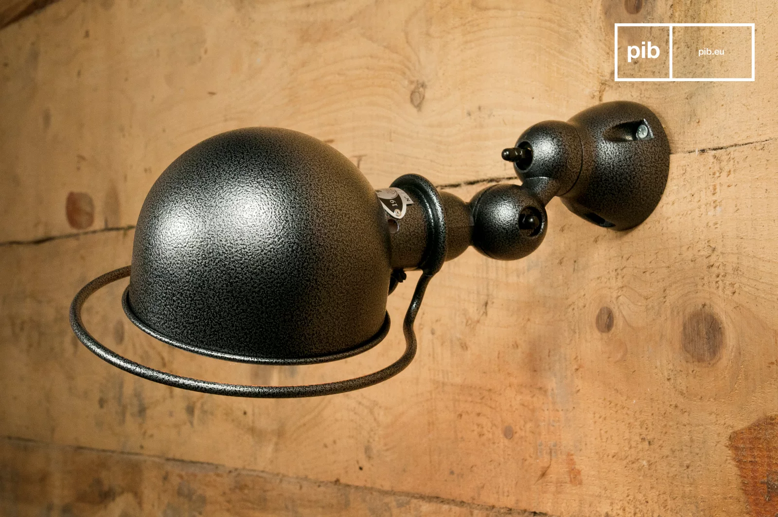 étagères postales, lampe Jieldé, chaise industrielle, les trésors déco de Produit Intérieur Brut