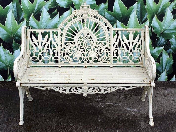 Banc de jardin ancien en fonte