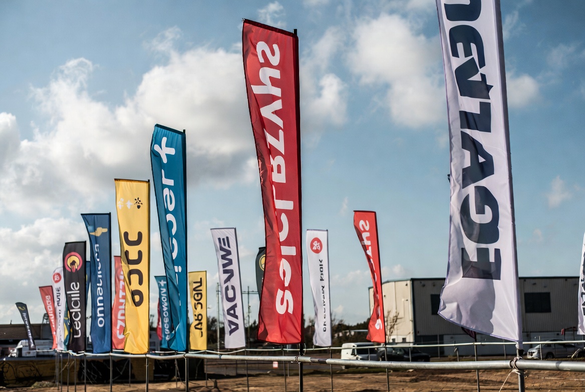 Faites appel à Impression-drapeaux pour la conception de votre drapeau publicitaire