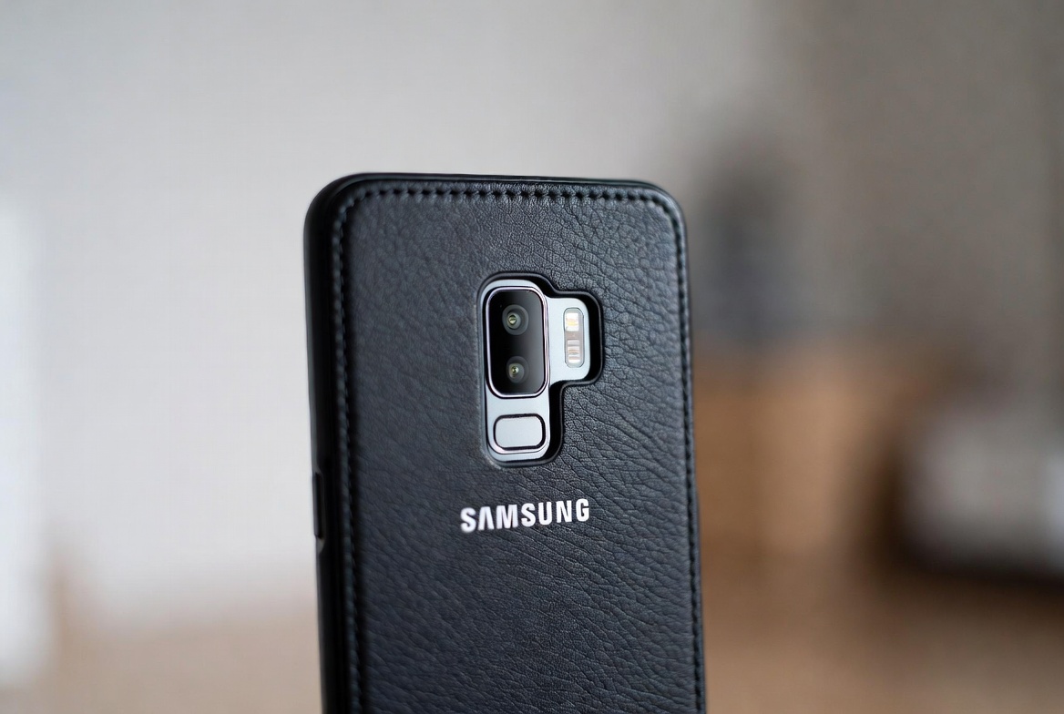 The perfect present: a lovely Noreve leather smartphone cover!