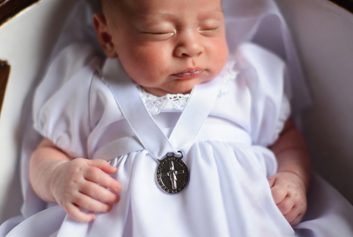 Fille ou garçon, comment choisir sa médaille de baptême ?