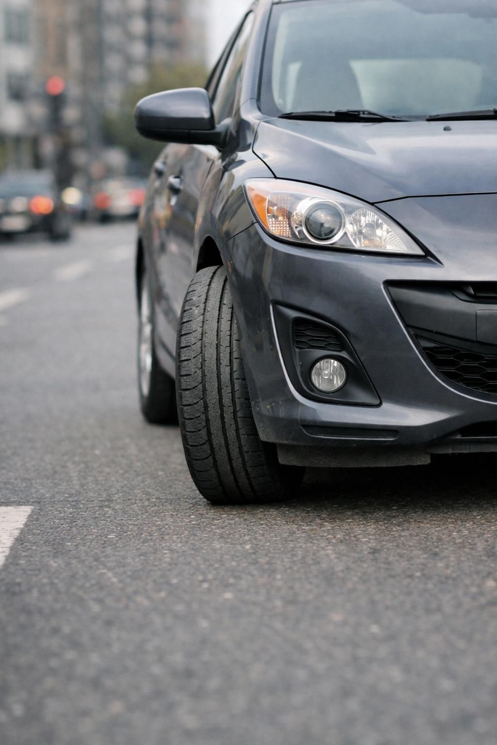 découvrez comment identifier facilement un problème d'alignement des roues grâce à nos conseils pratiques et astuces pour assurer la sécurité et la longévité de vos pneus.